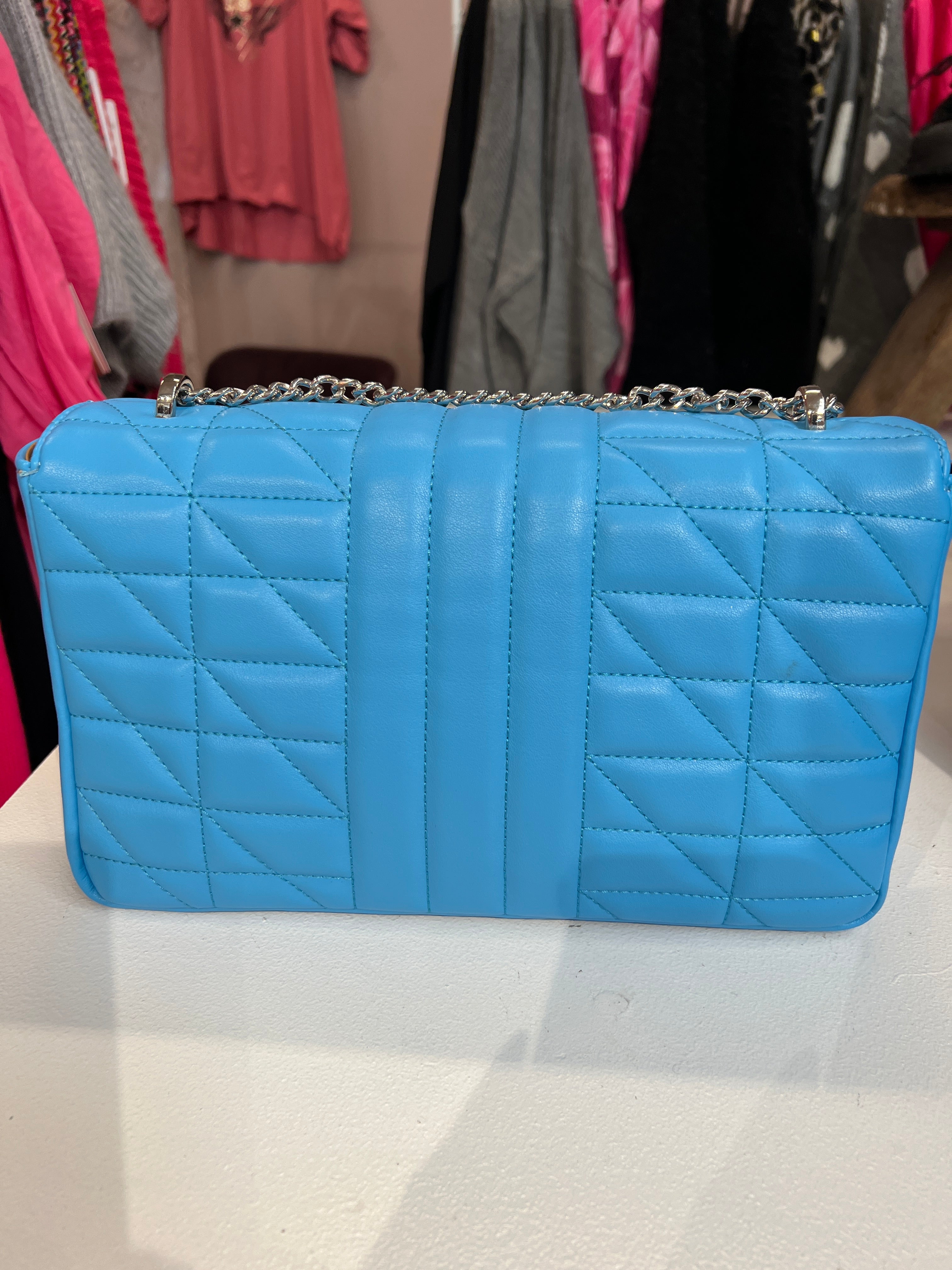 Hallie - Stor crossbag med sølv kæde og lukning